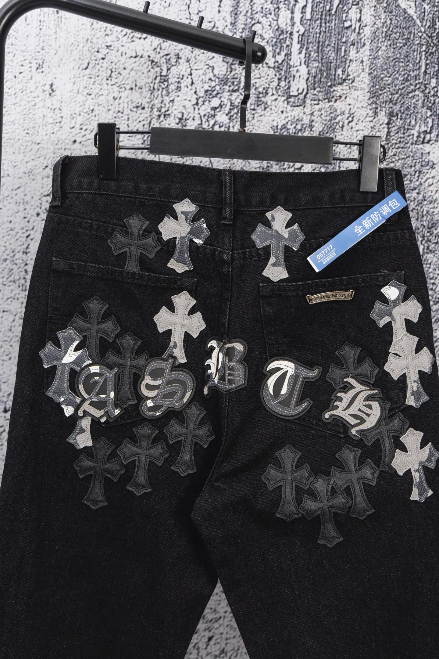 P250 chrome hearts new gray and black gradient cross patchwork leather black jeans vi Top heavy industry fashionable design] Consistent high street luxury style creation. Speaking of this style, the Zangyin family and GU family are definitely the leading representative brands. Especially the Zangyin family has really achieved a state-of-the-art effect in creating high street style. The unique washed material is used to create this style. The color system is quite eye-catching. After it is decorated with patchwork cross flowers, it cleverly highlights the charm of the brand. Secondly, this style uses classic The classic high-waist cutting design highlights the long legs and fashionable temperament of the upper body. The brand is highly recognizable and the slim fit configuration is more suitable for daily wear. It is a product that interprets personality, fashion, and specifications at a glance. This single product is enough to make any fan excited. It can be a white T-shirt for youthful preppy style, or a tight suspender for lady style. It has strong matching ability and can be easily controlled by men.  [Materials and craftsmanship] Needless to say, this point goes without saying. As an excellent craftsman brand, Zangyin’s requirements for details and craftsmanship are really perfect. The washed color of this model has gone through so many processes, not to mention the embellishment of denim appliques. It is also purely hand-made and sewn. Just like what they believe in, only hand-made things have soul and have the meaning of wear. A top-notch heavy-duty fashionable denim item, I look forward to your perfect interpretation! !  Size: 28-36 Color: black